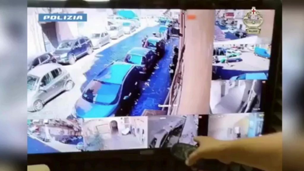 Napoli, smantellata la centrale delle truffe: sorprese da pannelli fonoassorbenti e telecamere di sicurezza