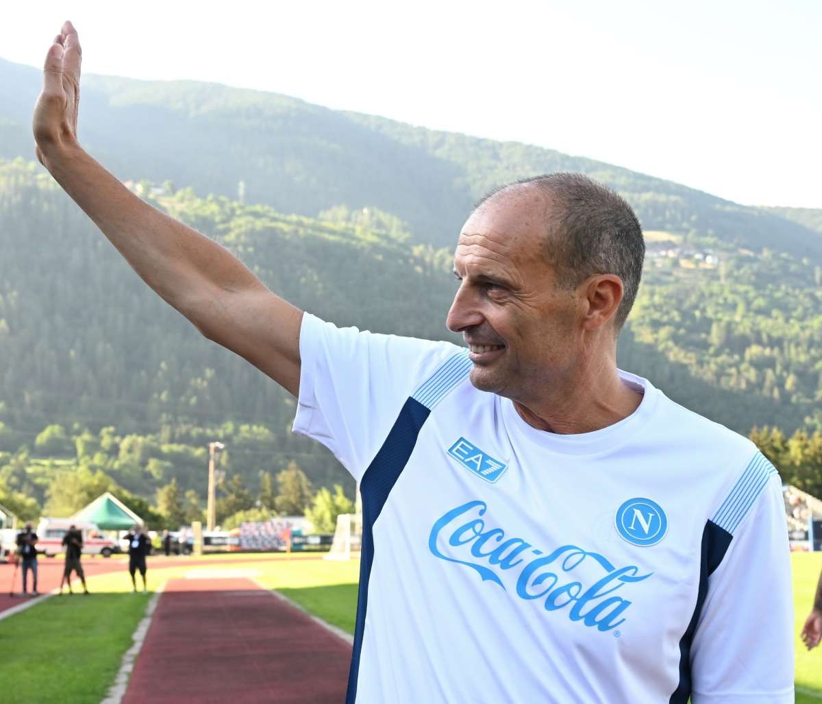 Allegri debutta a Dimaro: i tifosi del Napoli applaudono il nuovo allenatore e sognano un futuro brillante