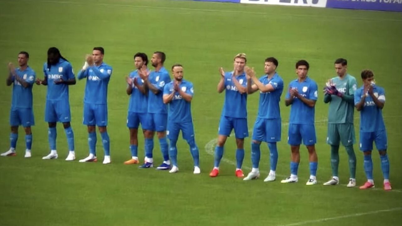 Napoli sogna in grande: la Carrarese battuta 2-0, ma l’infortunio di Vergara preoccupa la piazza azzurra.