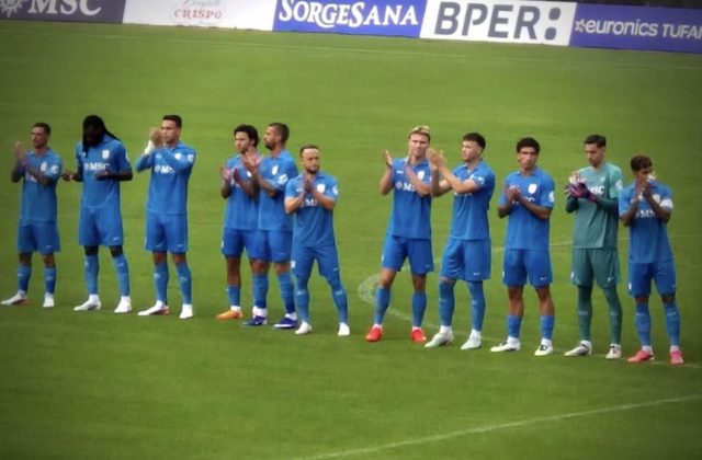 Napoli sogna in grande: la Carrarese battuta 2-0, ma l’infortunio di Vergara preoccupa la piazza azzurra.