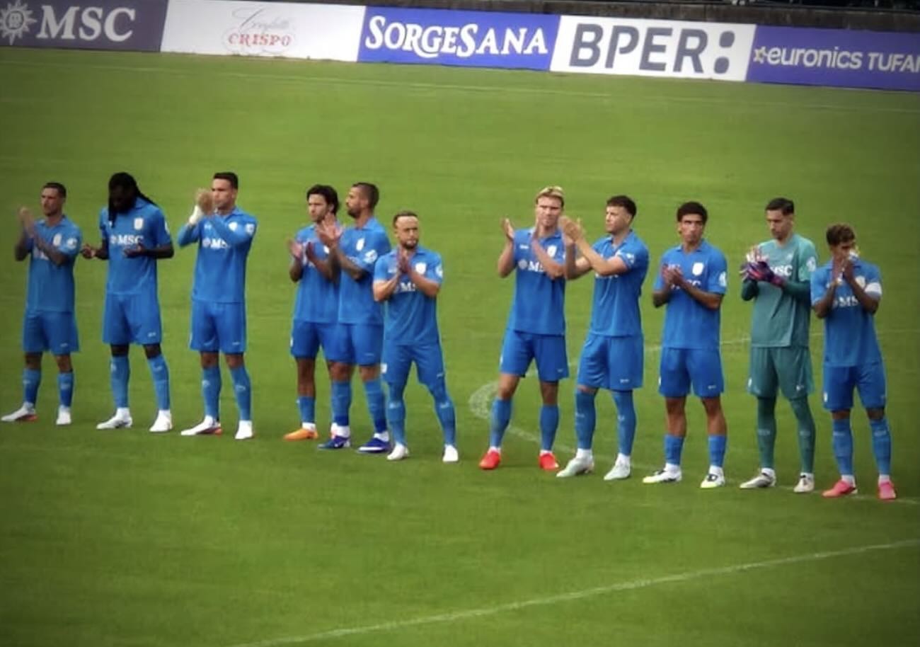 Napoli sogna in grande: la Carrarese battuta 2-0, ma l’infortunio di Vergara preoccupa la piazza azzurra.