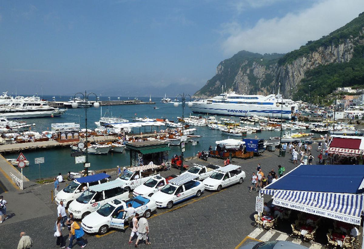 Capri, aliscafo sbatte contro la banchina: solo un grande spavento per i passeggeri