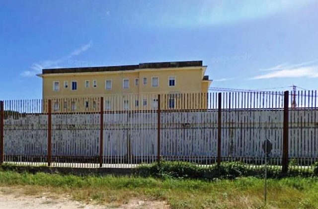 Carinola, violenza in carcere: ferito un poliziotto durante l’aggressione
