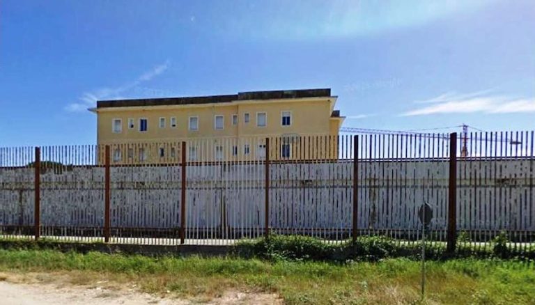 Carinola, violenza in carcere: ferito un poliziotto durante l’aggressione