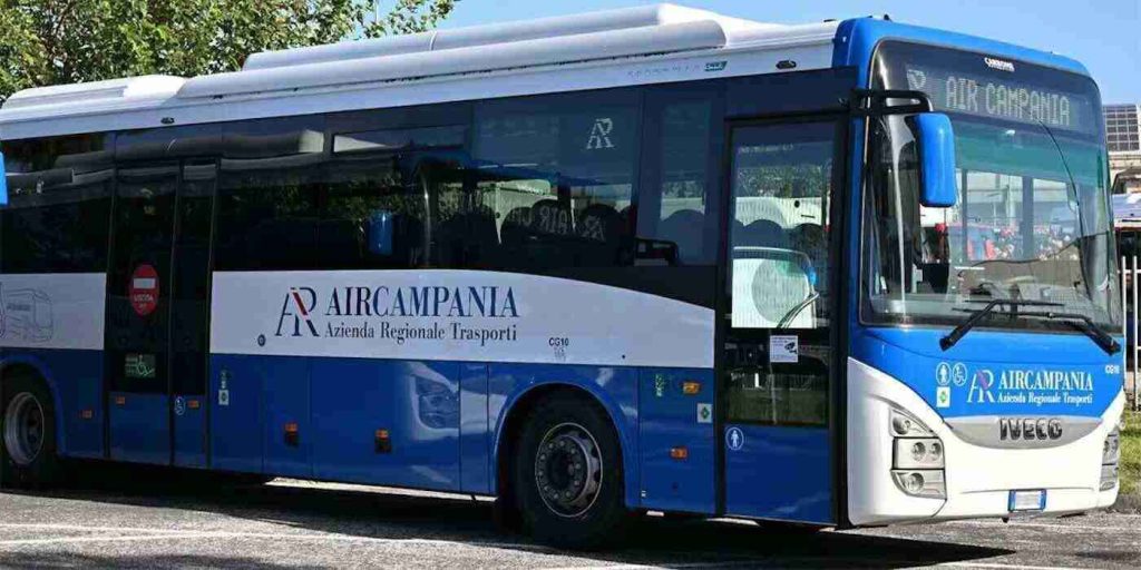 Napoli, passeggero scatenato sul bus: minacce al conducente, è un 30enne denunciato