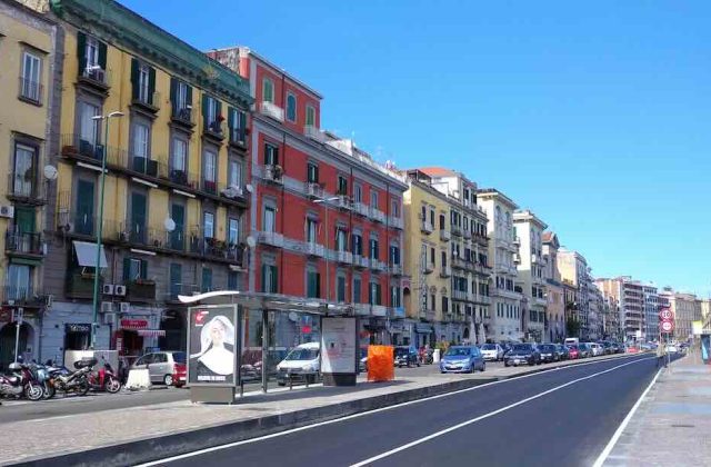 Riviera di Chiaia, cavo tranciato provoca danni: residenti sollevano il problema sicurezza