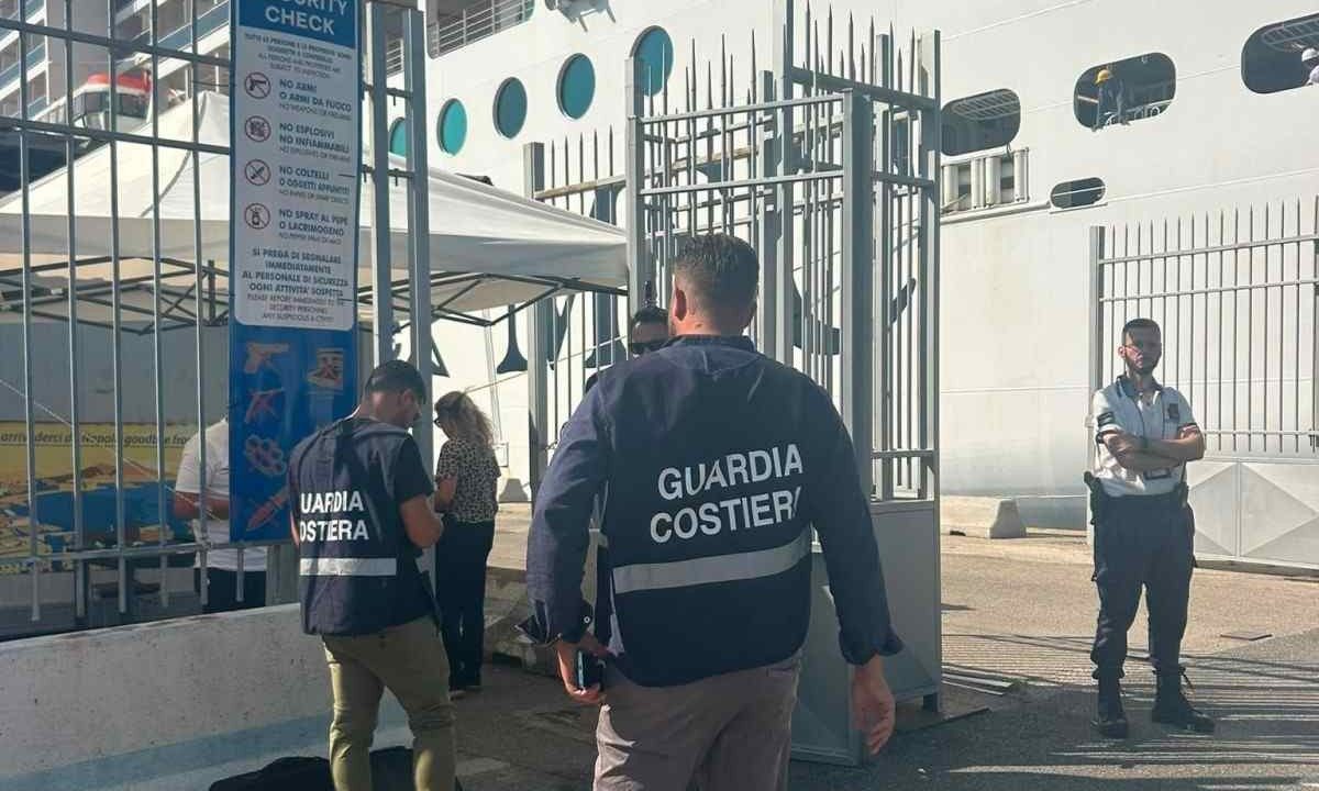 Nave da crociera verso Napoli hackerata, sei giovani nei guai dopo l’allerta in mare