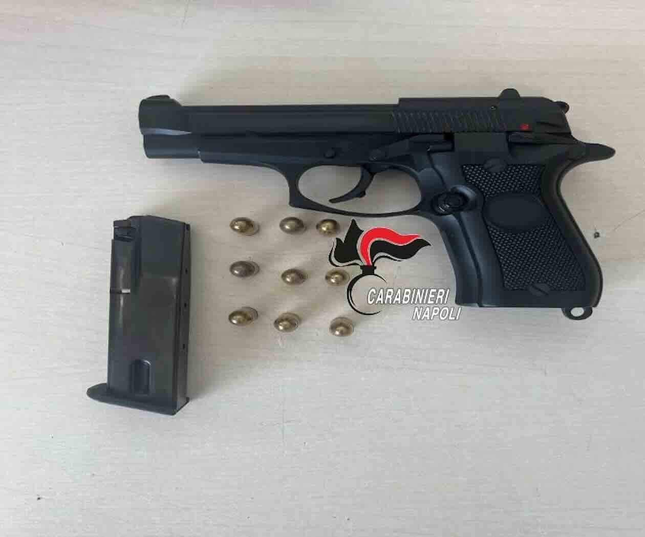 Frattamaggiore, trovato arsenale in casa: arrestato 42enne in un blitz della polizia