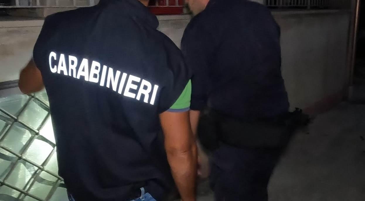 Casapulla, nascoste nel muro: arrestato 43enne con 70 dosi di crack