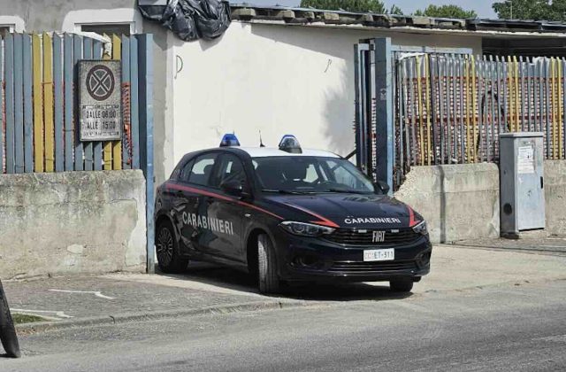Arzano, blitz dei carabinieri: sequestrata la nuova casa comunale tra le polemiche
