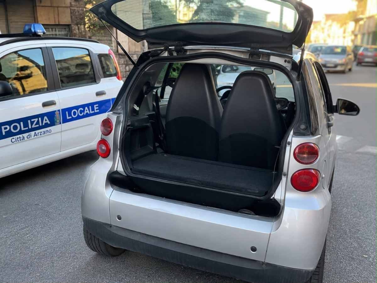 Arzano, madre denunciata: tre bimbi a bordo di una Smart, due nel portabagagli