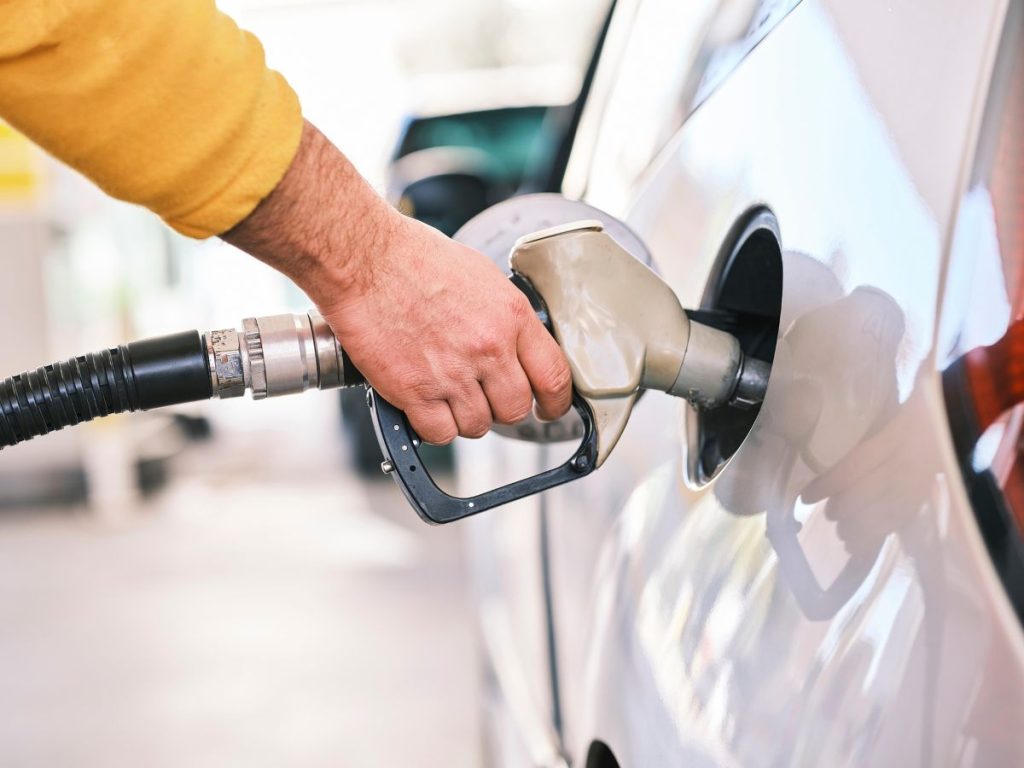 Napoli, 44enne finisce in manette: rubato carburante per 82 euro in un distributore finto