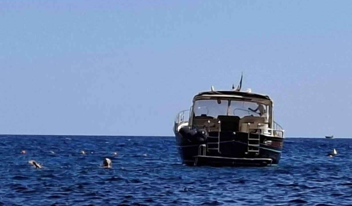 Crapolla, barca in fiordo: l’Amp Punta Campanella denuncia un atto inaccettabile