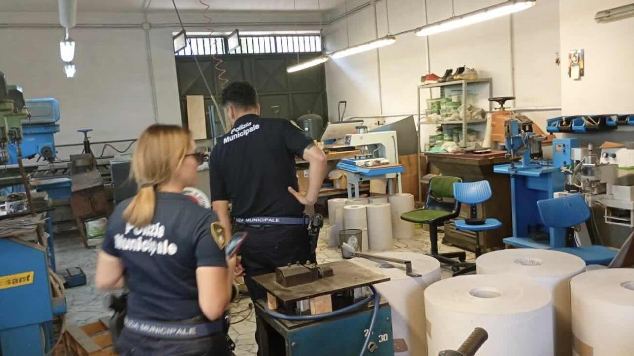 Arzano, scoperto opificio clandestino: sequestrati pellami illeciti e denunce in arrivo