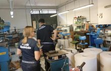Arzano, scoperto opificio clandestino: sequestrati pellami illeciti e denunce in arrivo