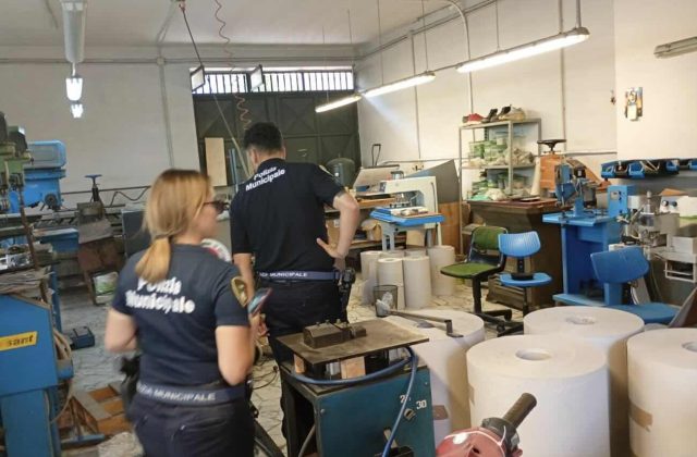 Arzano, scoperto opificio clandestino: sequestrati pellami illeciti e denunce in arrivo