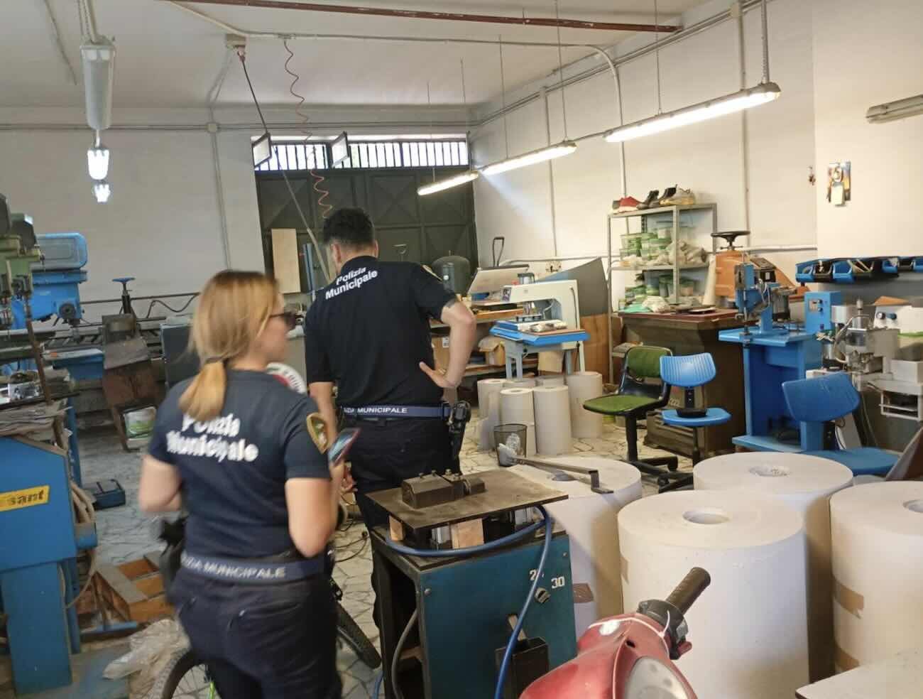 Arzano, scoperto opificio clandestino: sequestrati pellami illeciti e denunce in arrivo