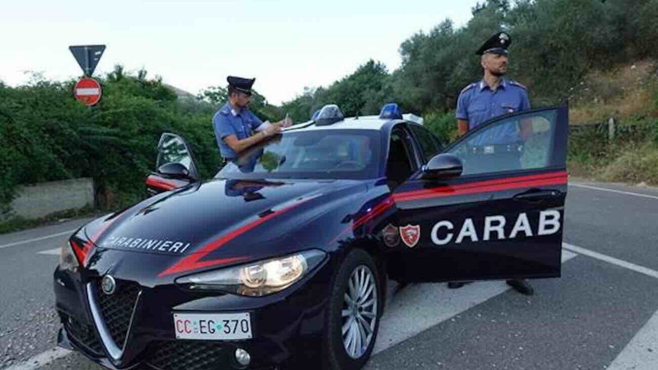 Arrestato 25enne a Napoli dopo atti violenti contro familiari ed ex: scatta l’allerta tra i residenti