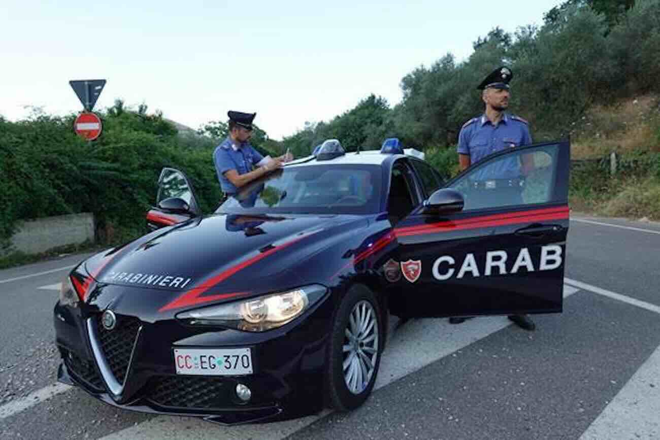 Arrestato 25enne a Napoli dopo atti violenti contro familiari ed ex: scatta l’allerta tra i residenti