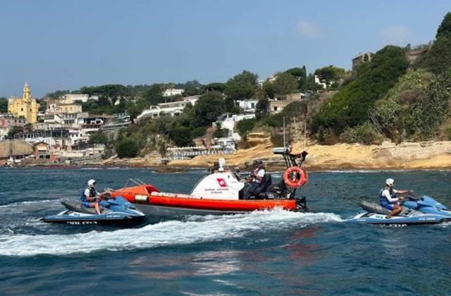 Marechiaro sotto controllo: fermati taxi del mare abusivi allo Scoglione, scatta il blitz della Guardia…