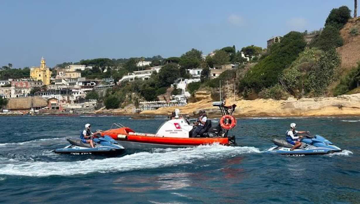 Marechiaro sotto controllo: fermati taxi del mare abusivi allo Scoglione, scatta il blitz della Guardia…
