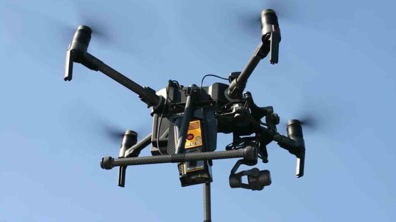 Scoperta shock a Salerno: drone trasporta droga e cellulari nei pressi del carcere
