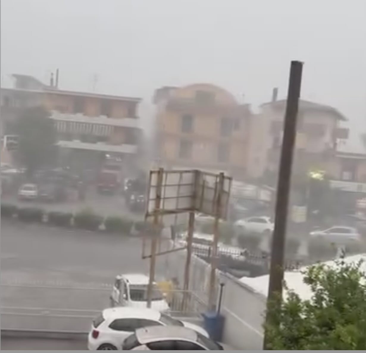 Maltempo a Napoli: strade allagate e blackout, Campi Flegrei e Ischia nel caos dopo la bomba d’acqua