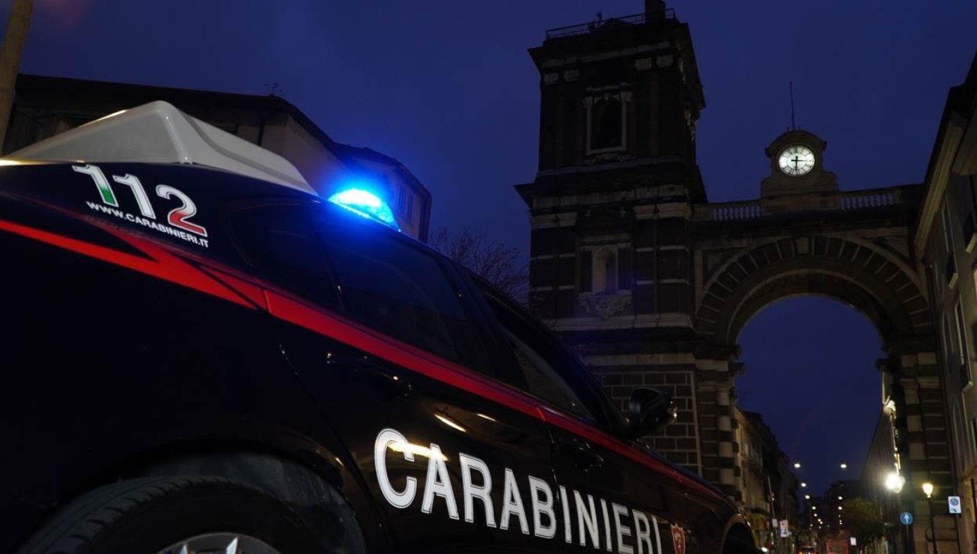 Aversa, furto audace in via Roma: 46enne bloccato dopo la fuga con la cassa