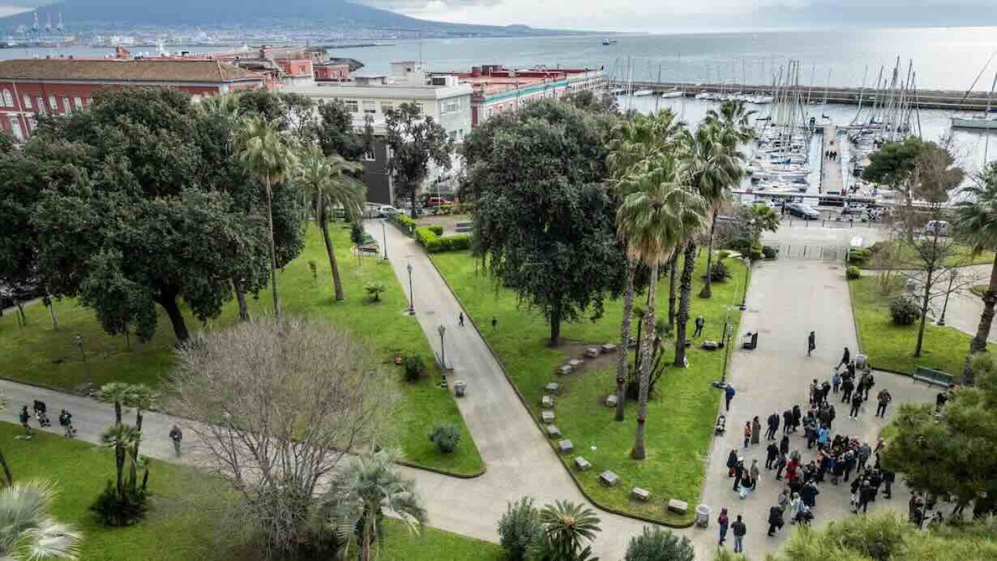 Napoli, un 20enne arrestato per rapina a turista minacciato con un coltello