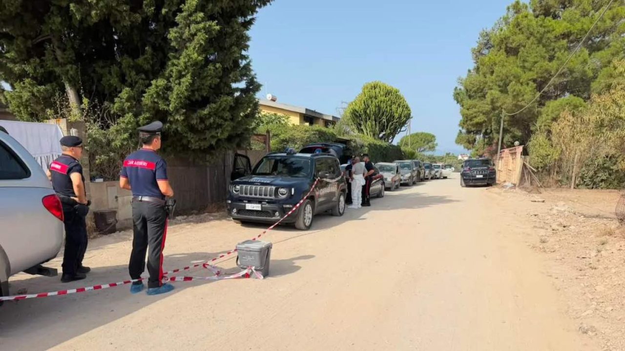 Cagliari, tragedia in famiglia: uomo accoltella la moglie e fa fuoco sul fratello, poi si presenta ai…