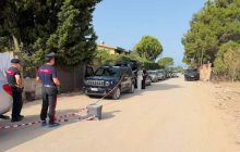 Cagliari, tragedia in famiglia: uomo accoltella la moglie e fa fuoco sul fratello, poi si presenta ai…