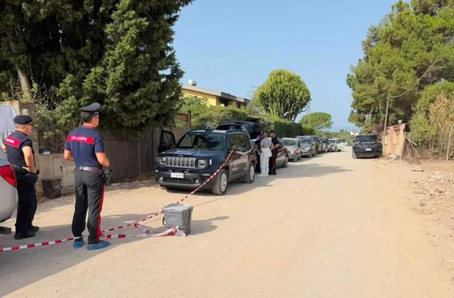 Cagliari, tragedia in famiglia: uomo accoltella la moglie e fa fuoco sul fratello, poi si presenta ai…