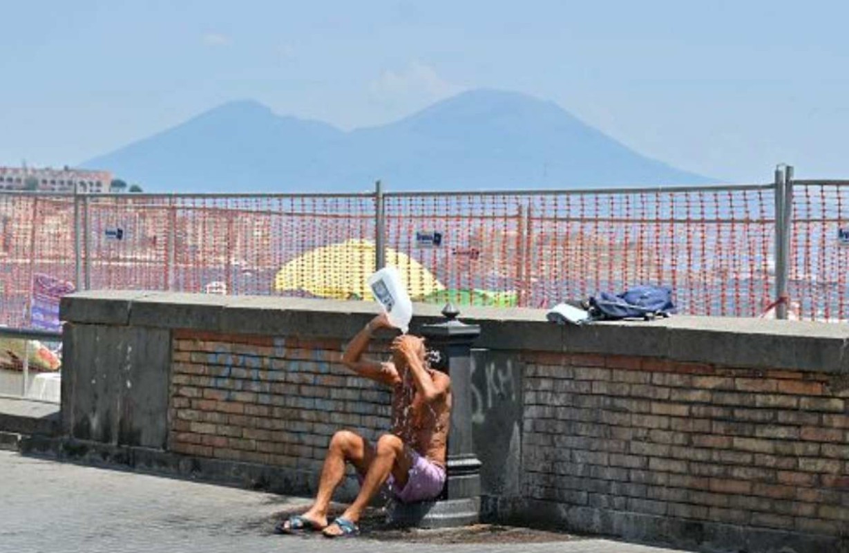 Caldo torrido in arrivo: giovedì «bollino rosso» in 15 città, Napoli si salva con un caldo giallo