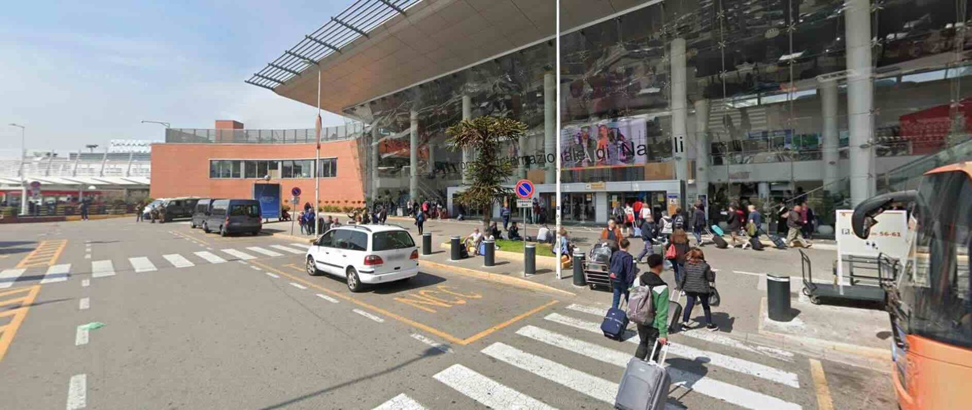 Capodichino, blitz contro gli NCC irregolari: scattano 5 verbali e due sequestri