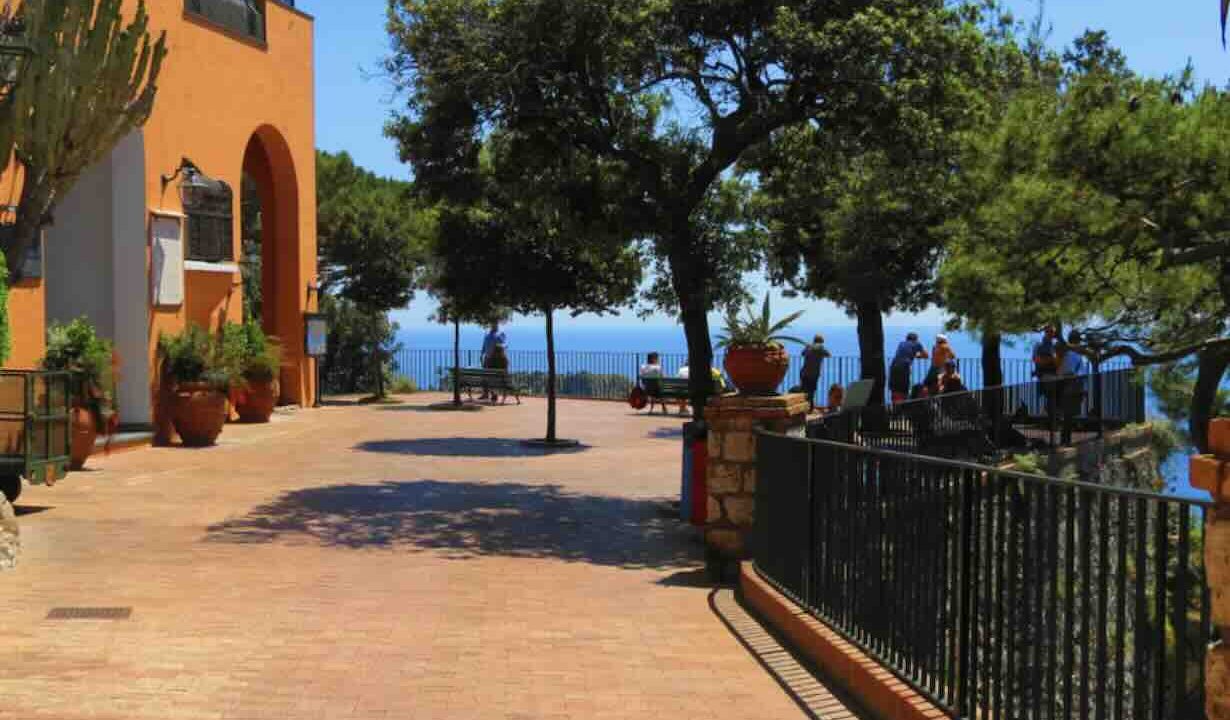 Capri omaggia Peppino di Capri: il Belvedere di Tragara diventa un simbolo di riconoscenza