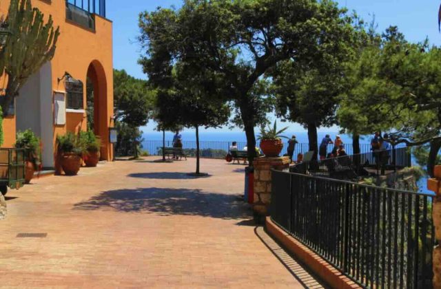 Capri omaggia Peppino di Capri: il Belvedere di Tragara diventa un simbolo di riconoscenza