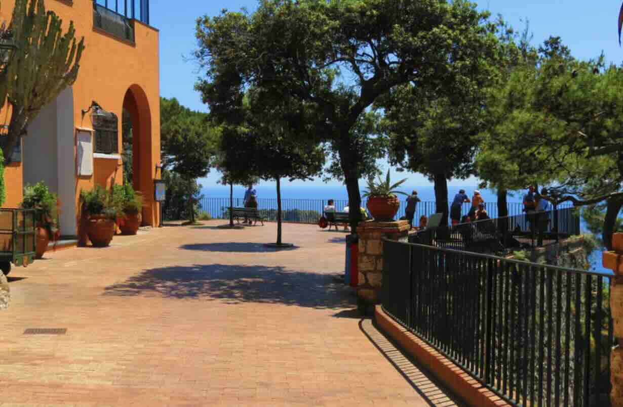 Capri omaggia Peppino di Capri: il Belvedere di Tragara diventa un simbolo di riconoscenza