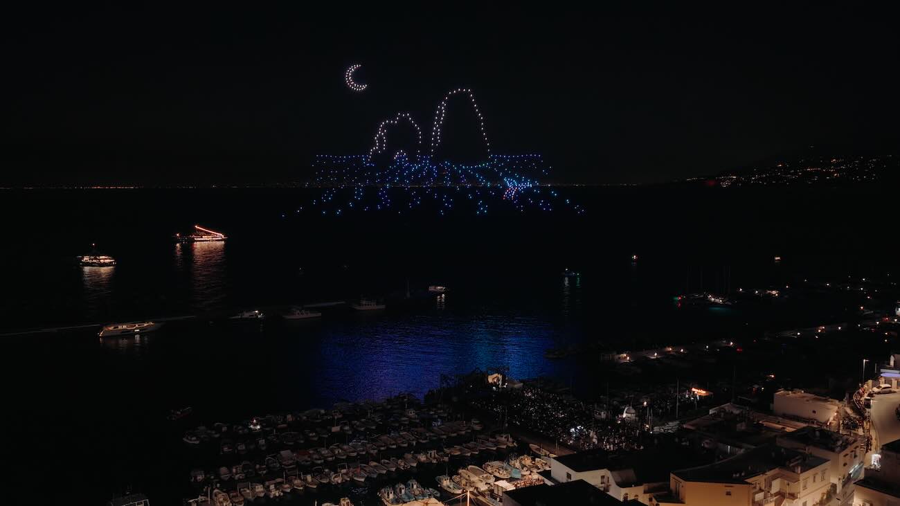 Capri danza tra le stelle: 500 droni colorano la notte di San Lorenzo