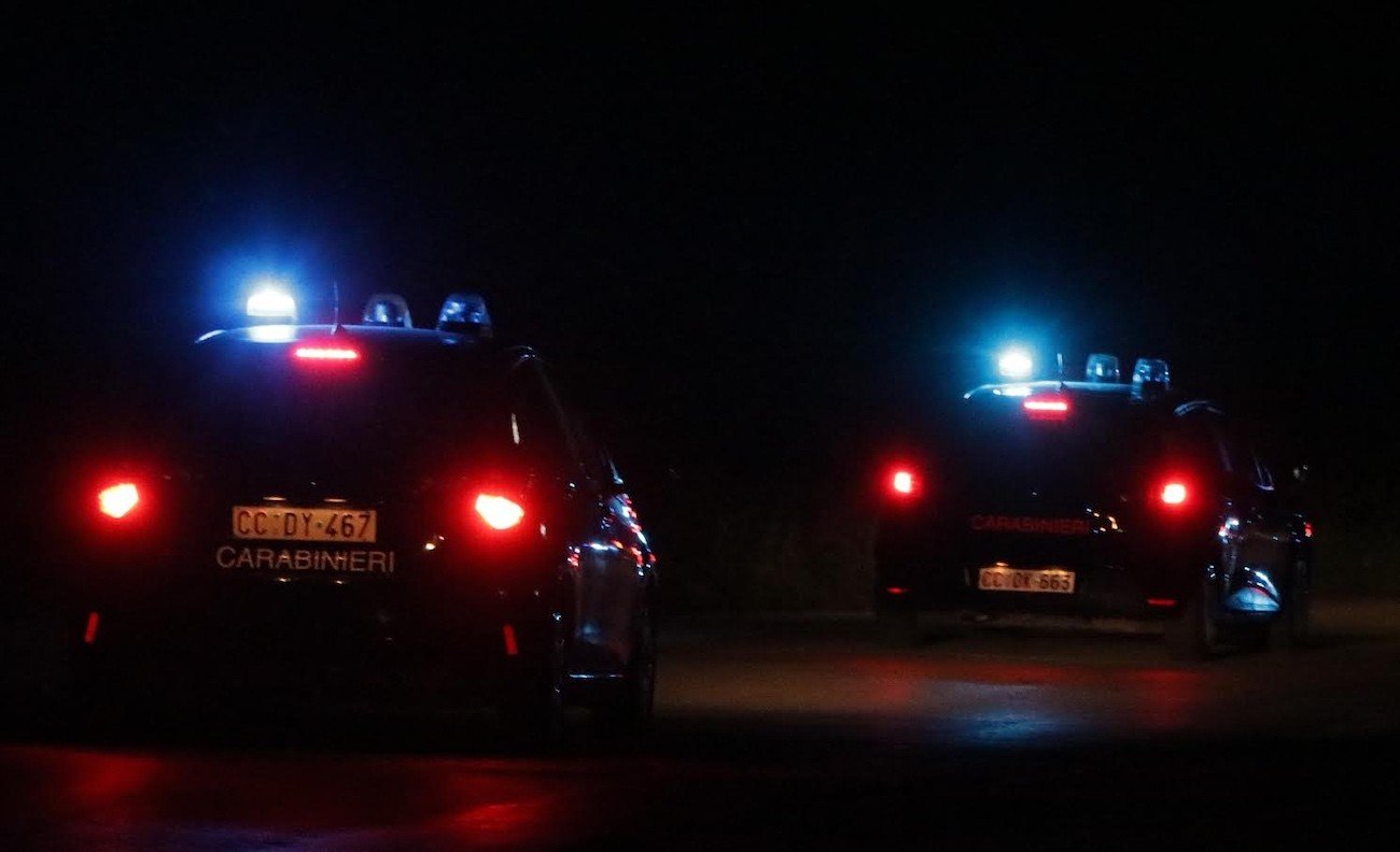 Villaricca, fiamme in un negozio in fase di apertura: scoperti proiettili e inquietanti segnali di violenza