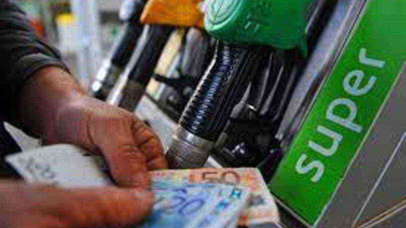 Carburanti a Napoli: stangata estiva con rincari fino a 6,8 euro, il Codacons avvisa i cittadini