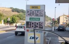 Carburanti a Napoli, gasolio quasi a 2,7 euro al litro: appello del Codacons per tagliare le accise