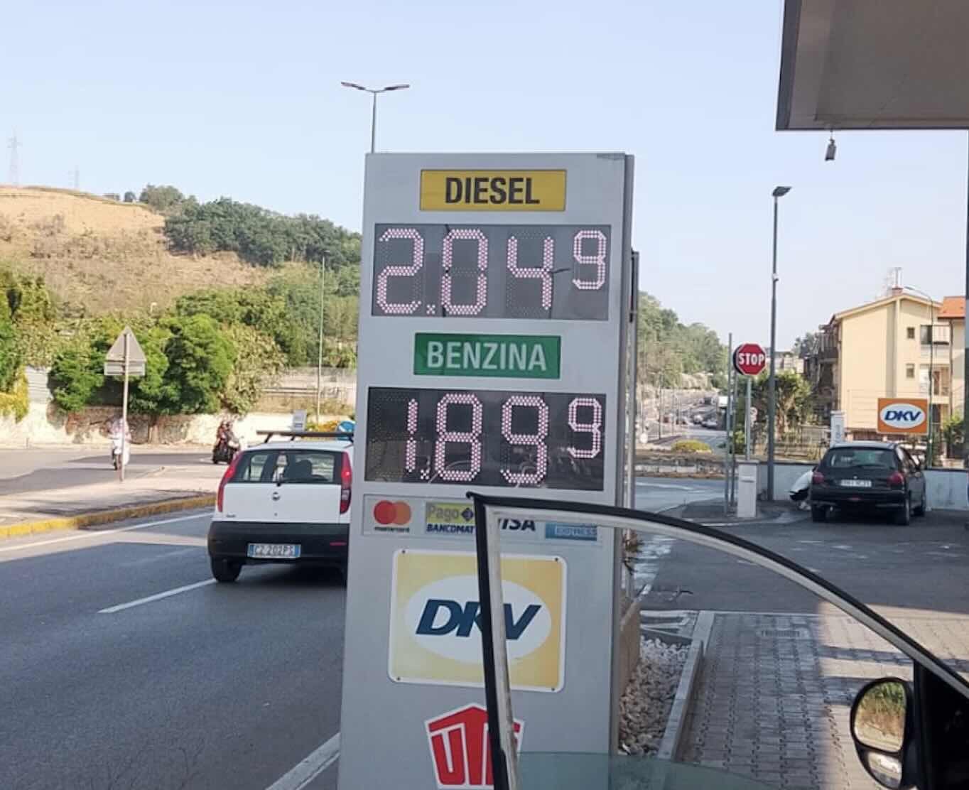 Carburanti a Napoli, gasolio quasi a 2,7 euro al litro: appello del Codacons per tagliare le accise