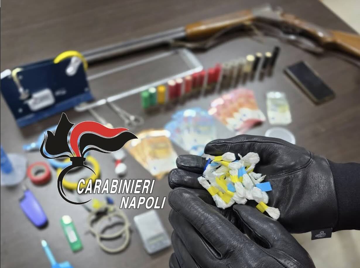 Cardito, scoperto con 20 dosi di cocaina e un fucile: arrestato 58enne in casa.