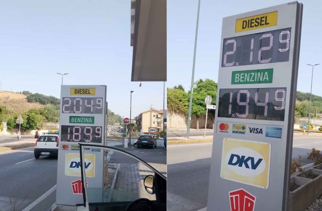 Caro-benzina a Napoli: tassisti allerta le istituzioni, “Servizio a rischio, difendete il nostro lavoro!”