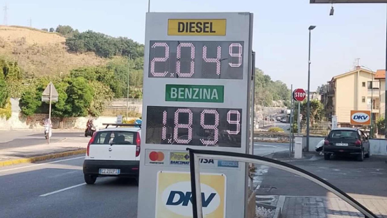 Taxi in crisi a Napoli: «Urgenti aiuti o le tariffe schizzano alle stelle»