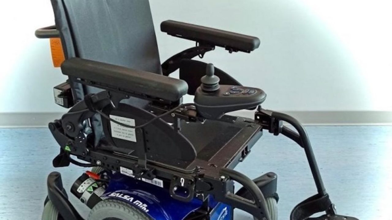 Tribunale ordina: carrozzina hi-tech da 23mila euro per paziente con SMA, ASL Napoli 1 condannata