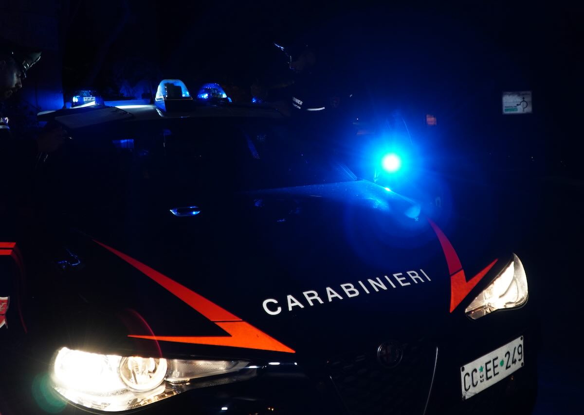 Violenza a Castel Volturno: due denunciati per aggressione con pistola ad aria e colpi in faccia