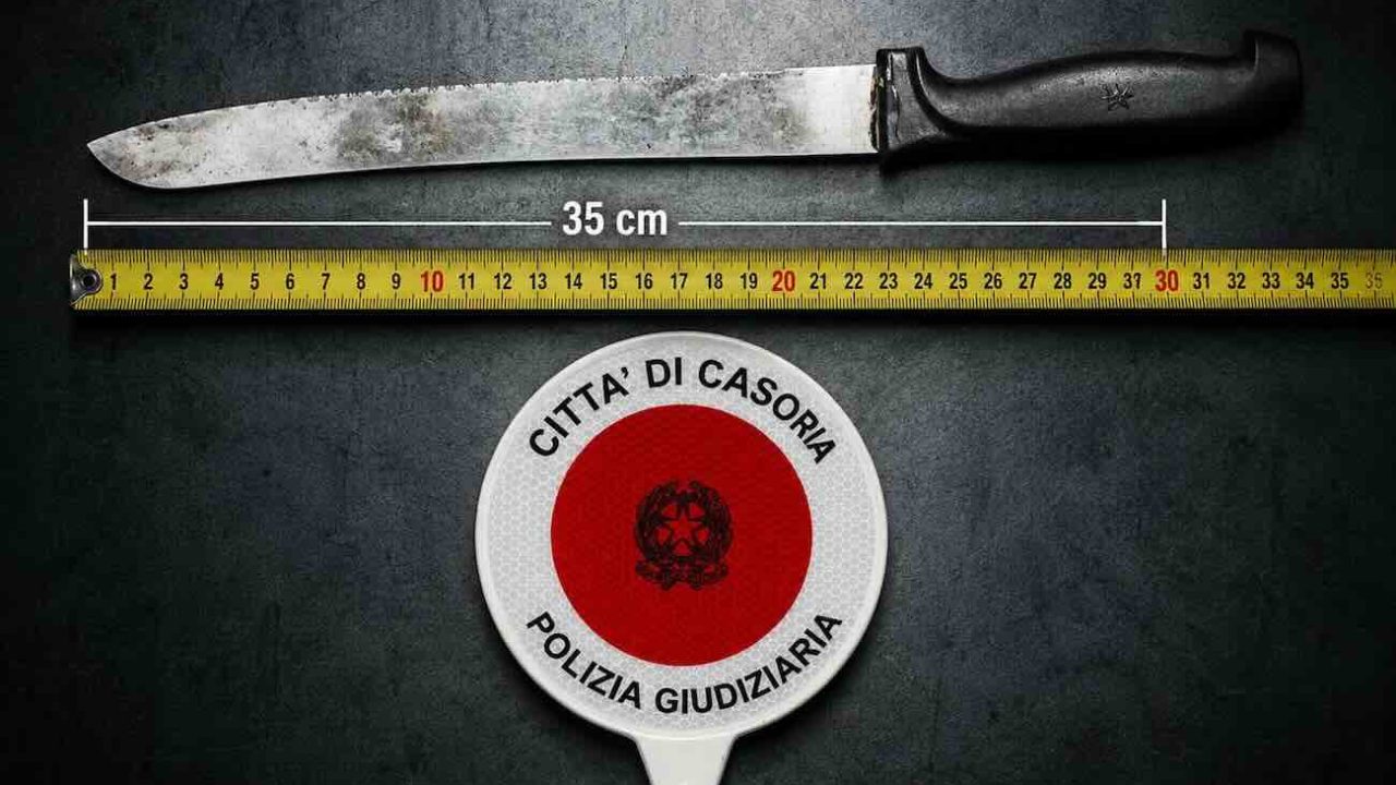 Casoria, giovane armato blocca la strada: intervento tempestivo della Polizia Locale