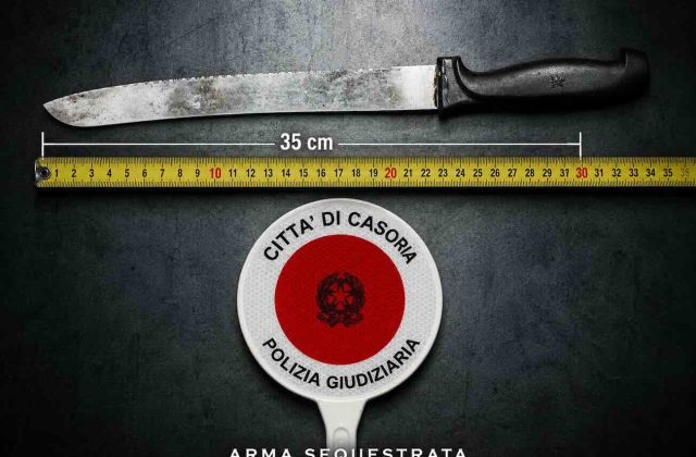 Casoria, giovane armato blocca la strada: intervento tempestivo della Polizia Locale