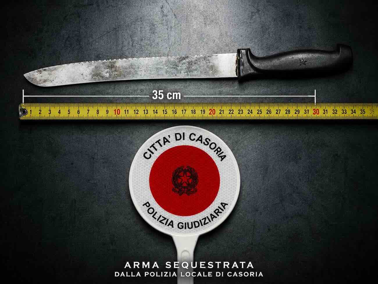 Casoria, giovane armato blocca la strada: intervento tempestivo della Polizia Locale